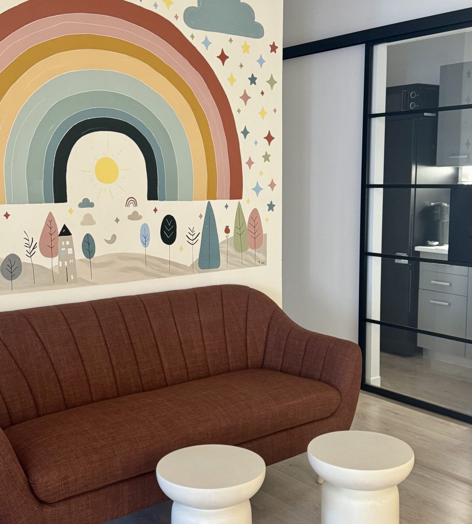 Πολύχρωμος χώρος αναμονής στο κέντρο ειδικών θεραπειών The Unique Minds