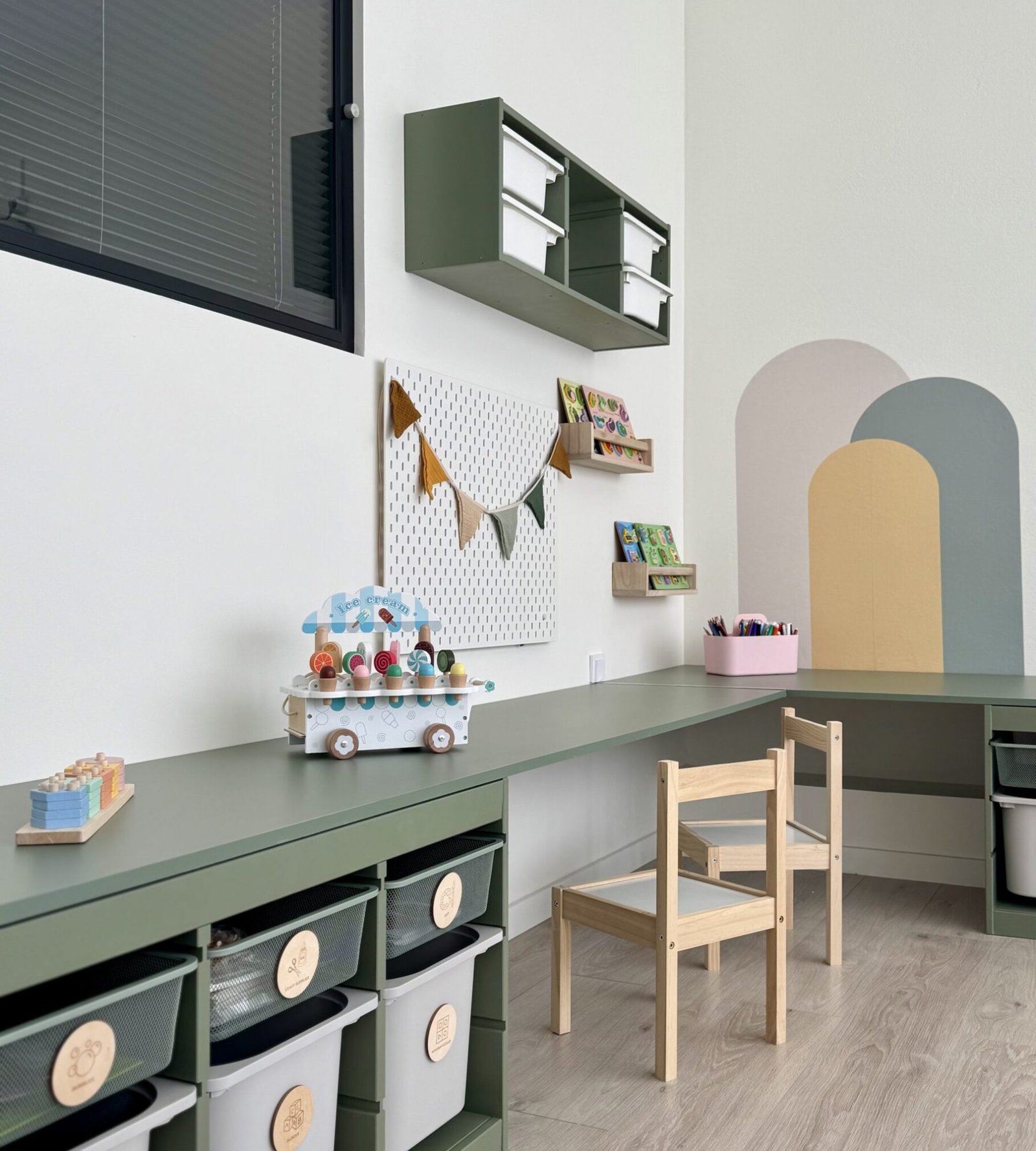 Τραπεζάκι δραστηριοτήτων για παιδιά στο κέντρο ειδικών θεραπειών The Unique Minds