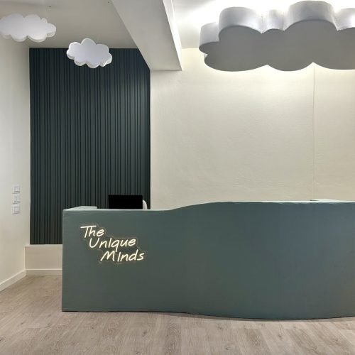 Χαρούμενη χώρος αναμονής με σύνεφα στον χώρο θεραπειών The Unique Minds Χαλάνδρι