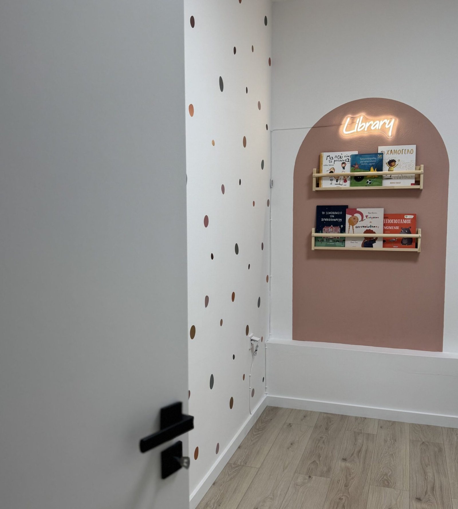 βιβλιοθηκη σε πολυχρονο τοιχο